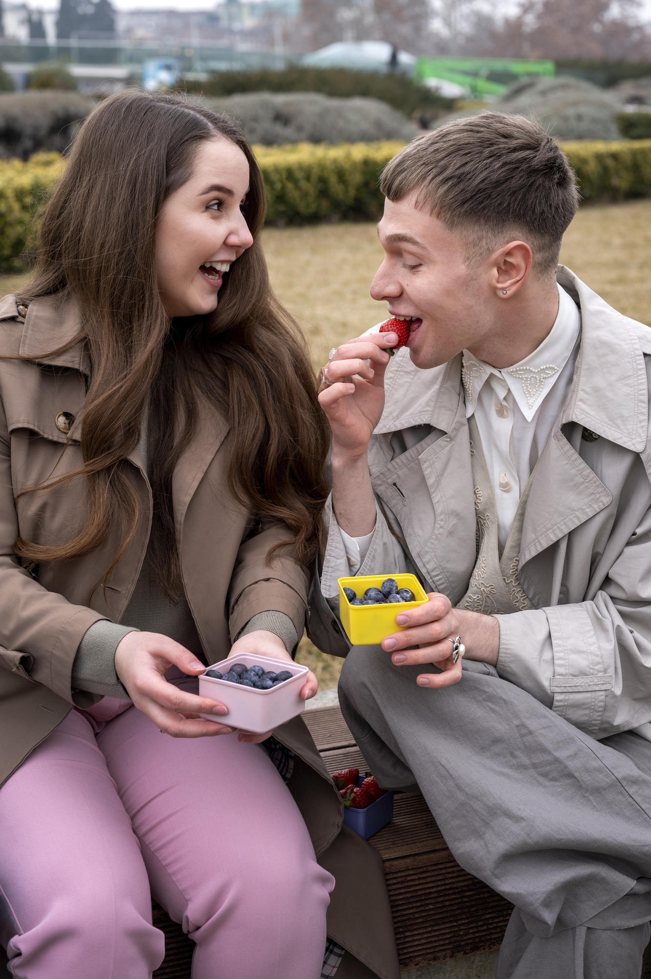 Young-people-eating-berries-street