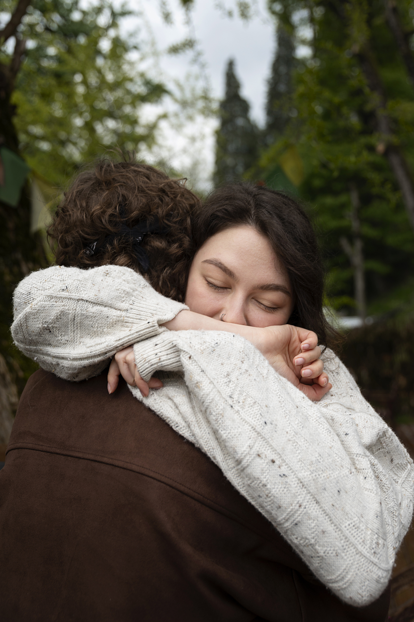 Side-view-friends-hugging-nature