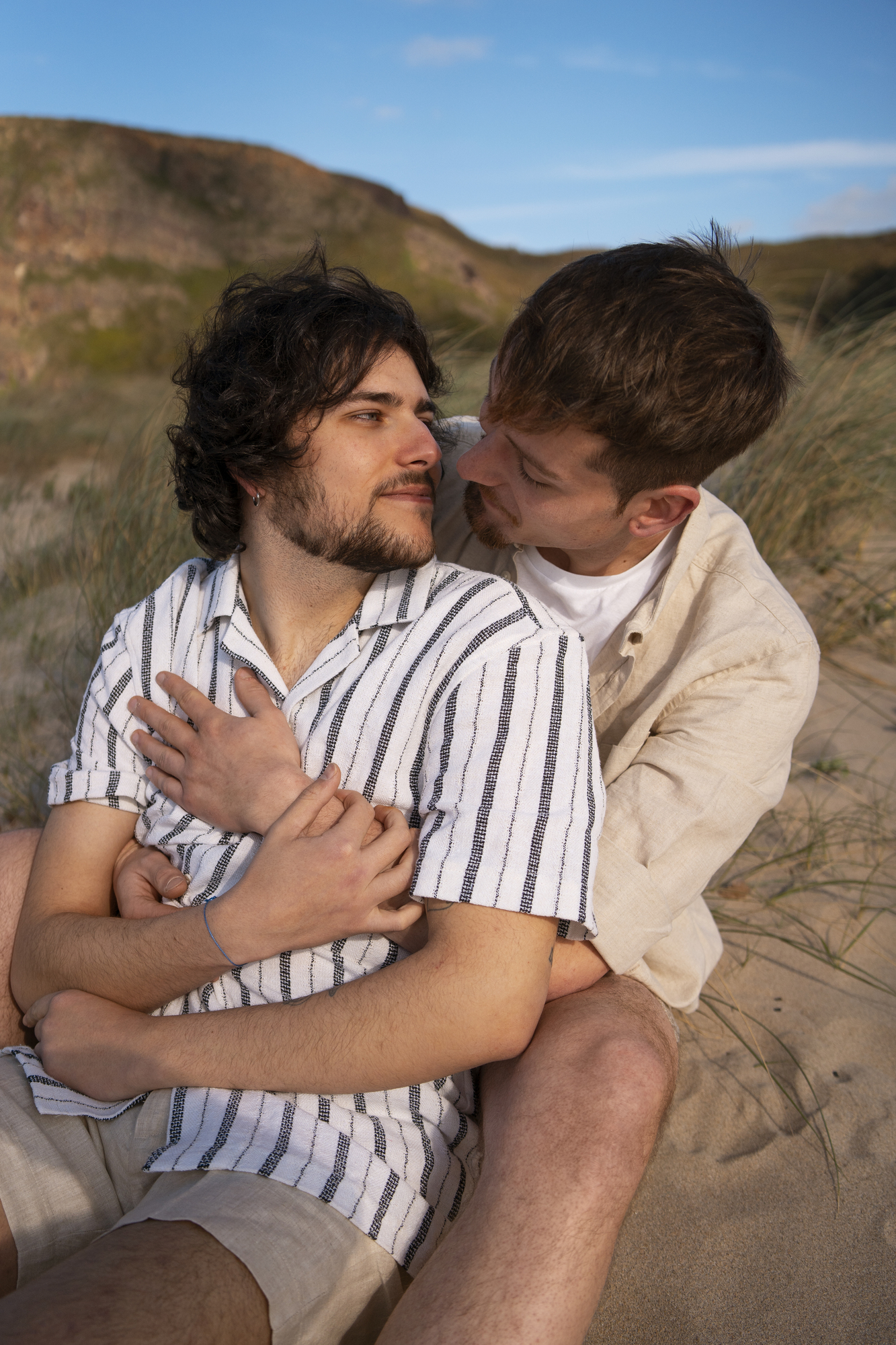Medium-shot-gay-couple-beach